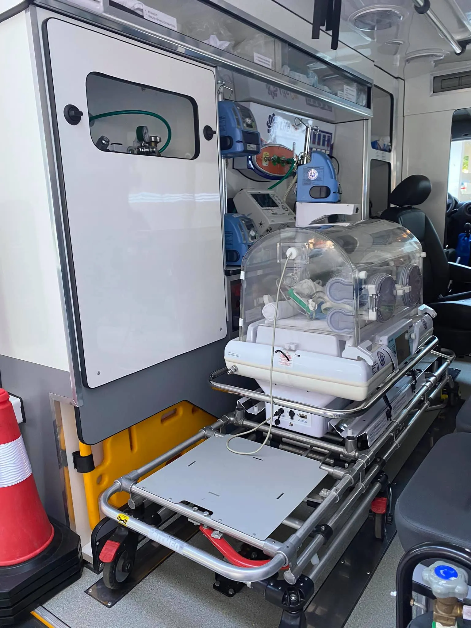Incubadora de transporte da UTI Móvel Neonatal da MR Resgate